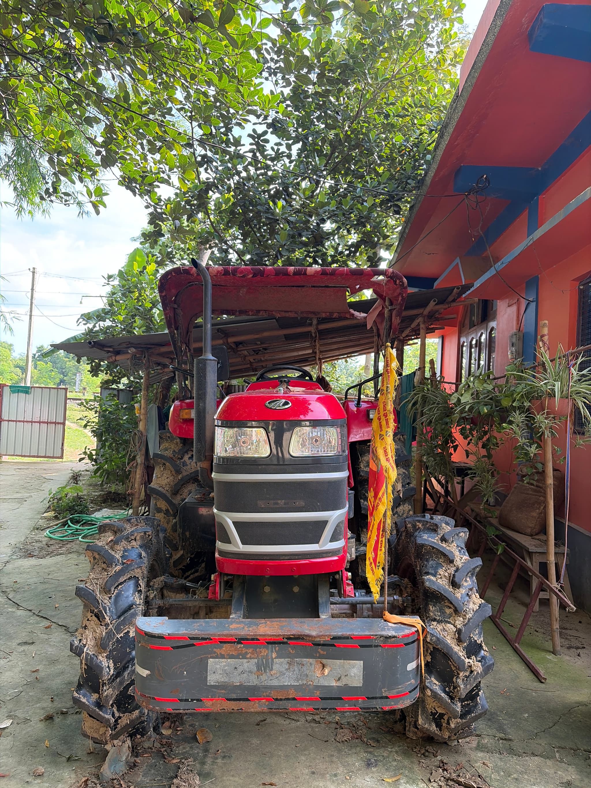 Mahindra Yuvo Tech plus 575 4WD (47 HP)